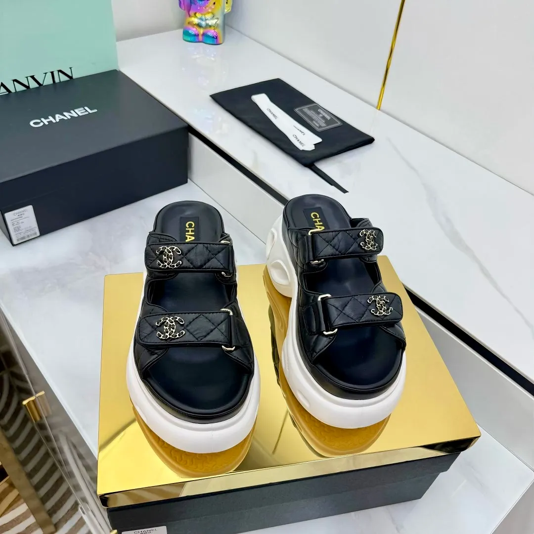 👟👟Ex-factory price 680👟👟 Top version... Chanel｜Chanel Xiaoxiang Velcro Beach Slippers Slippers Casual Beach Shoes 25ss Spring and Summer New Style! Beach shoes are a hit all over the internet! The latest model from the counter, I am still willing to buy it on my feet. It must be ranked among the most popular models. It is invincible in all seasons. Various bloggers and Internet celebrities can see the matching styles. Highly recommended. Pearlescent sheepskin upper, sheepskin lining, suede for feet. Original open-molded TPU outsole size: 35-40 (customized for 40 and 41). Full set of original packaging 👉 👉 👉 👉 👉